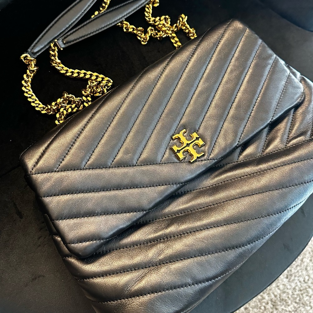 KIRA CHEVRON CONVERTIBLE SHOULDER BAG (TORY BURCH)